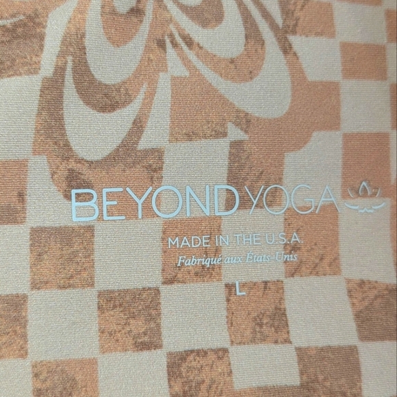 NWT.... BEYOND YOGA Rare Tan Check Flower High Waisted Midi Leggings SIZE L - Picture 3 of 10
